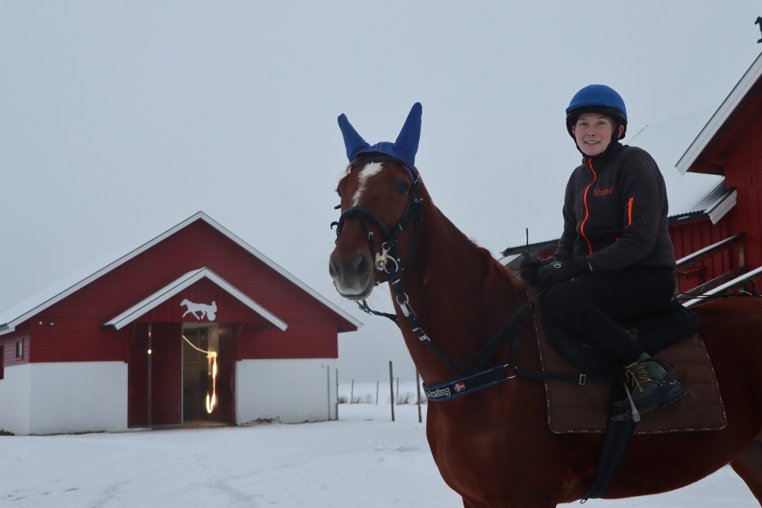 Karoline Aarskog Cabron foran stallen hjemme på Brandval.