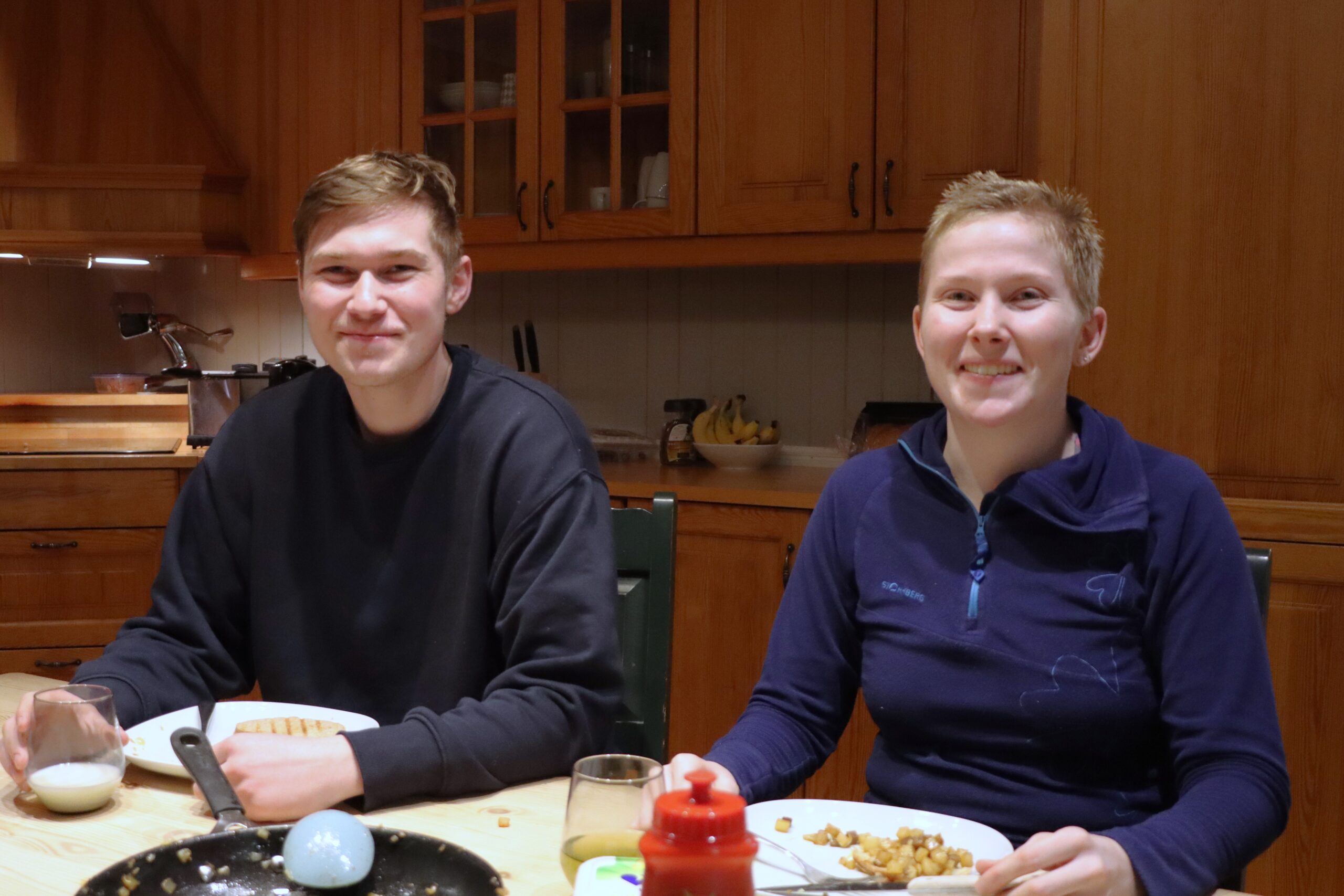 Selv om Stian og Karoline Aarskog begge har blitt voksne, så er de ofte hjemme og spiser middag sammen med familien.