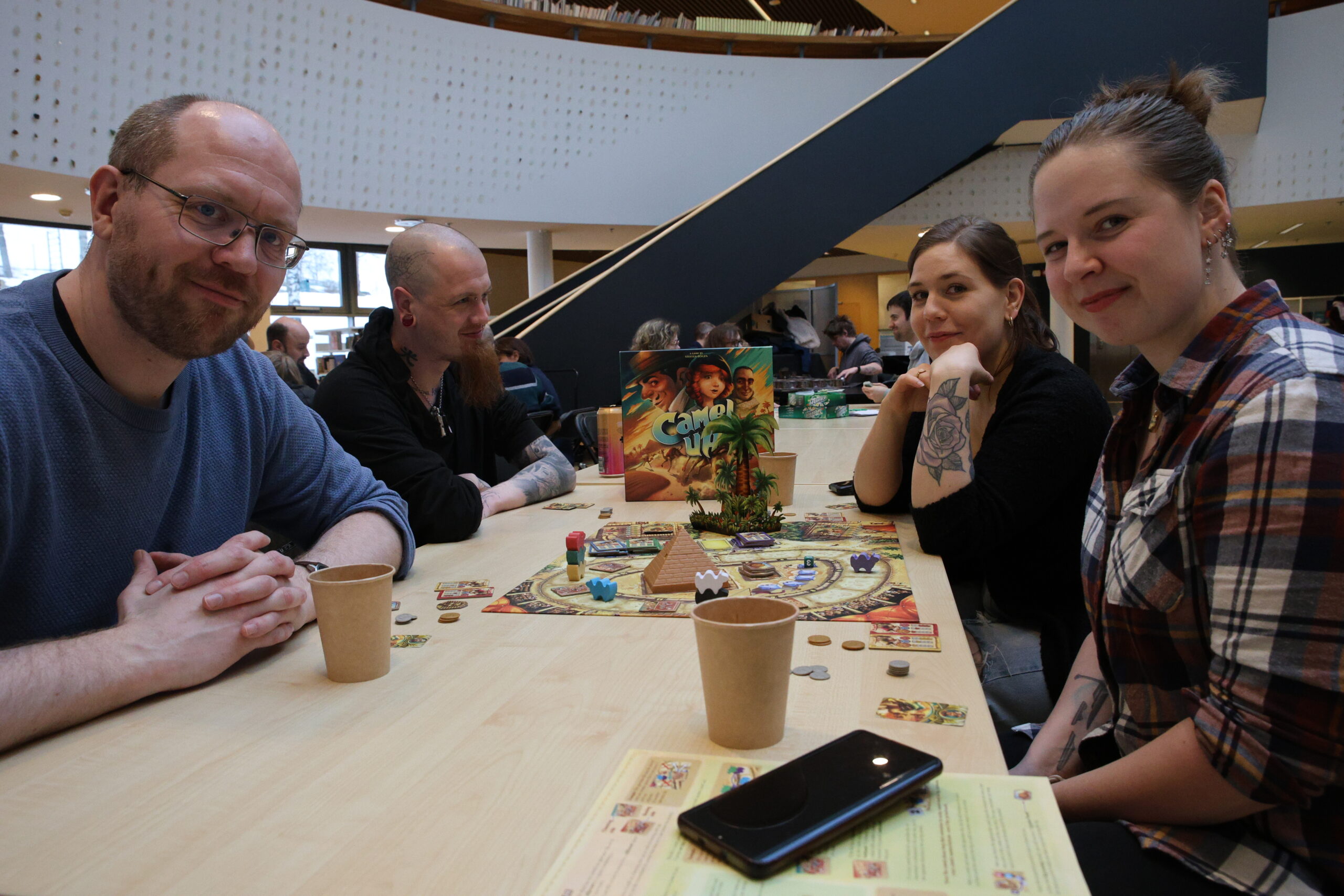 F.v. Jon Tangvald, Christer Lyvik, Sandra Mortvedt og Silje Strømsnes spilte Camel Up da vi tok turen innom. De er ofte deltagere på Terninglaugets mer vanlige brettspilldager som er annhver lørdag. Her er alle velkommen.