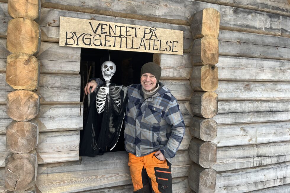 – Han har nok ventet lenge på byggegodkjennelse denne stakkaran her, mener tømrer Johan Borstad. Han er for lengst er ferdig med den laftede eneboligen som etter planen skal settes opp på Hokåsen. Borstad er redd for at mange er skremt over alle reglene de må forholde seg til og derfor ikke velger miljømessige tømmerboliger.