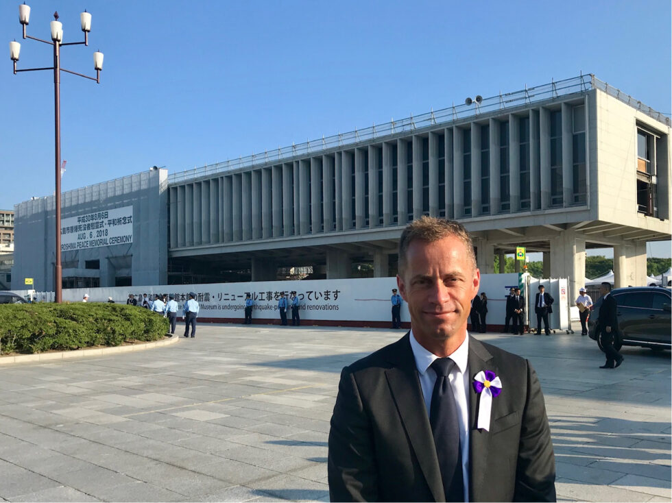 Tord Tukun har lang fartstid i utenrikstjenesten. Blant annet i Japan, her fra en minnemarkering i Hiroshima