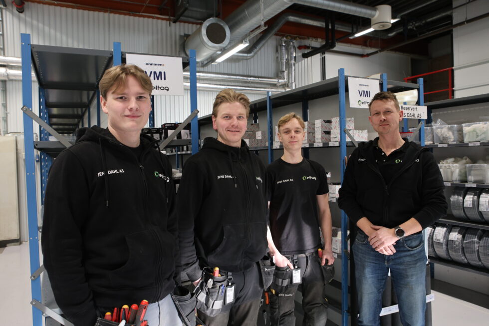 Simen Johnsrud, Andreas Heier, Andreas Aanerud og daglig leder Geir Helge Jacobsen er alle med. Her er de inne i det nye lageret til bedriften.