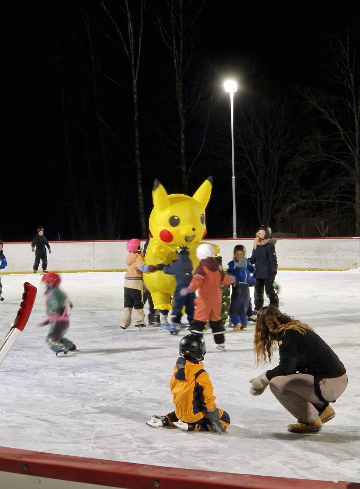 Plutselig dukket en kjent gul figur fra Pokemon opp på isen. Pikachu måtte de fleste bort og hilse på.
