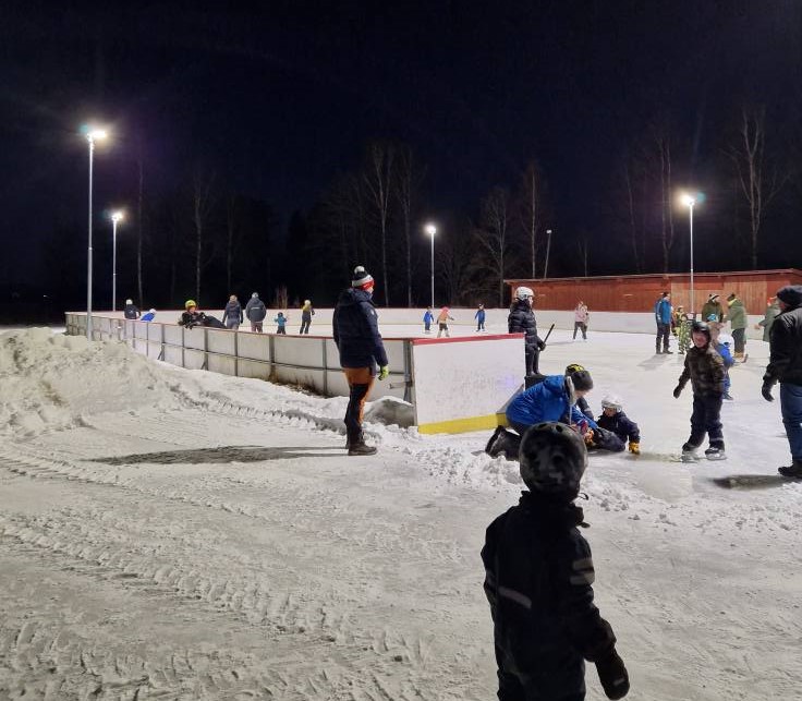 Skøyterinken på Kiærsaga på Austmarka var full av barn og unge som hadde det moro på skøytedisco.
