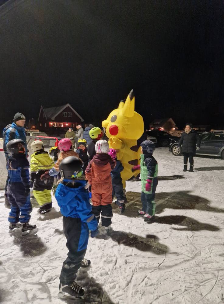 Pikachu fra Polkemon dukket overraskende opp på isen.