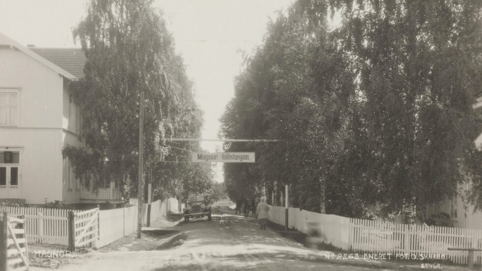 I tusen år kom reisende langs den wingerske kongevei. Bildet viser tollstedet på Magnor på 1920-tallet. Videre langs veien forbi tollhuset lå Rasta. Tollgården brant ned i 1979.