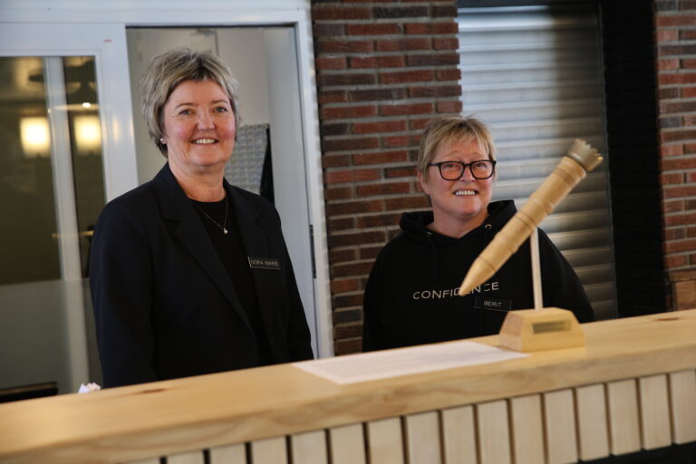 Nora Skjæret og Berit Romenstad er blant de 12 resepsjonistene som har mottatt pris for deres arbeid.