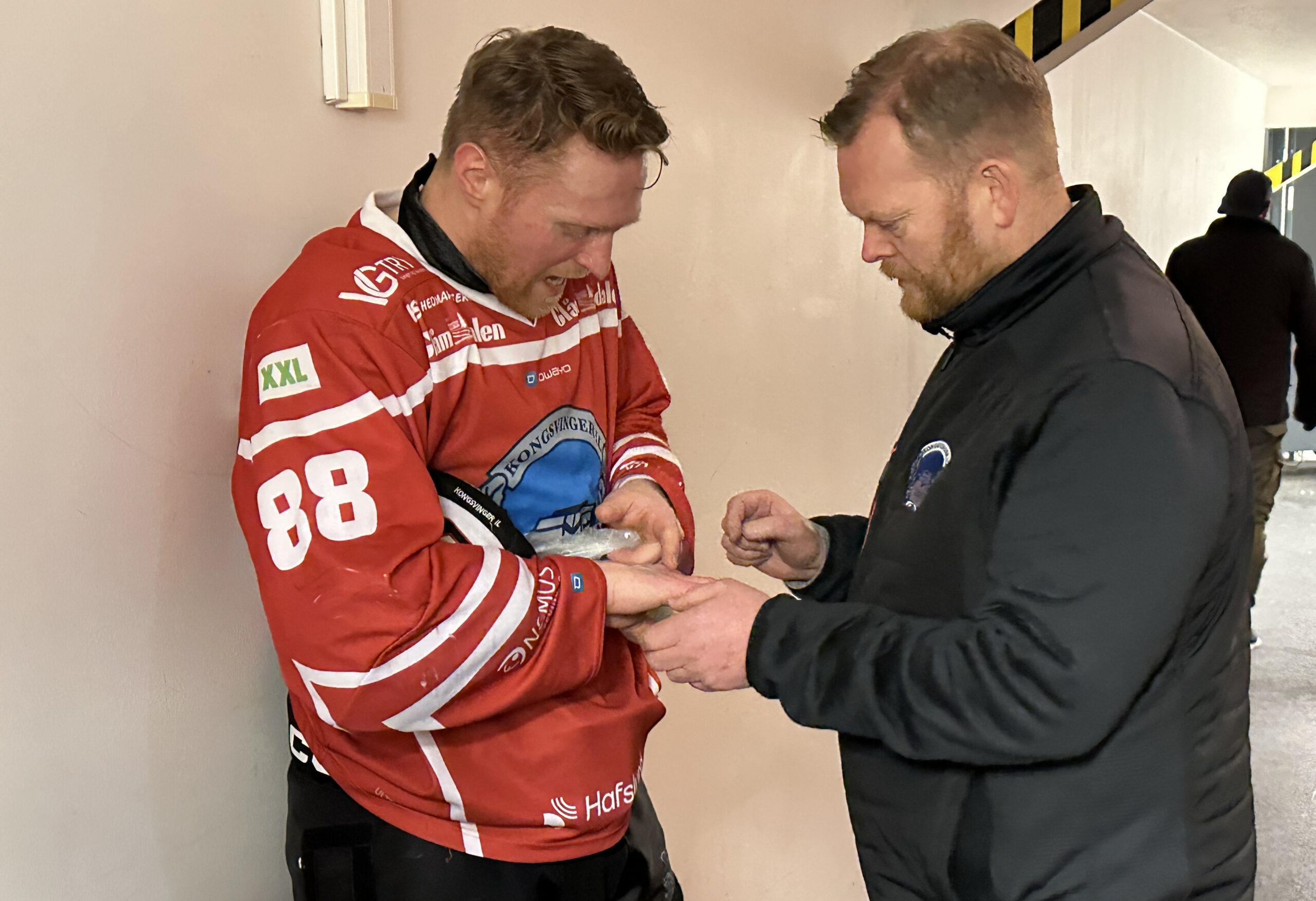 Kim Andre Fremming fikk hjelp av Erland Tørmoen til å teipe sin knekte finger slik at han kunne fullføre kampen mot MS.