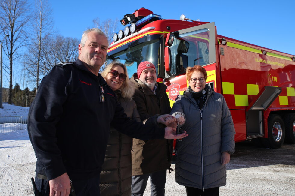 Brannsjef Arnfinn Strømstad er godt fornøyd med å få sin nye tankbil. Her overrekker de tre ordførerne Kamilla Thue (Eidskog), Rune Grenberg (Grue) og Elin Såheim Bjørkli (Kongsvinger) nøklene til den nye bilen tirsdag ettermiddag.