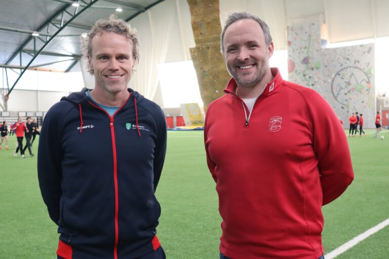 Simen Aasvestad (t.v.) og Daniel Larsson gleder seg over et nytt samarbeid mellom Øvrebyen videregående skole og Kongsvingers Golfklubb.