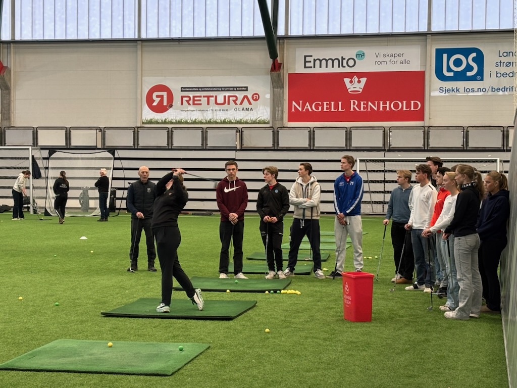 Heidi Thoner er utdannet PGA Coach gjennom Høgskolen i Innlandet. Her er hun i full sving med å introdusere 30 nysgjerrige ungdommer for golfidretten.