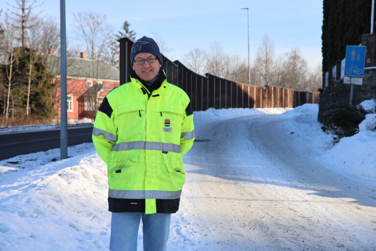 Fagleder kommunalteknikk i Kongsvinger kommune, Andreas Fuglum står foran gang og sykkelstien som det er snakk om.