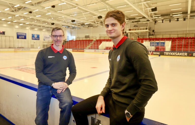 Jan Christer Eriksson (t.v.) og Stian Wangen ser frem til å fylle ishallen og lage hockeyfest under kronekampen lørdag.