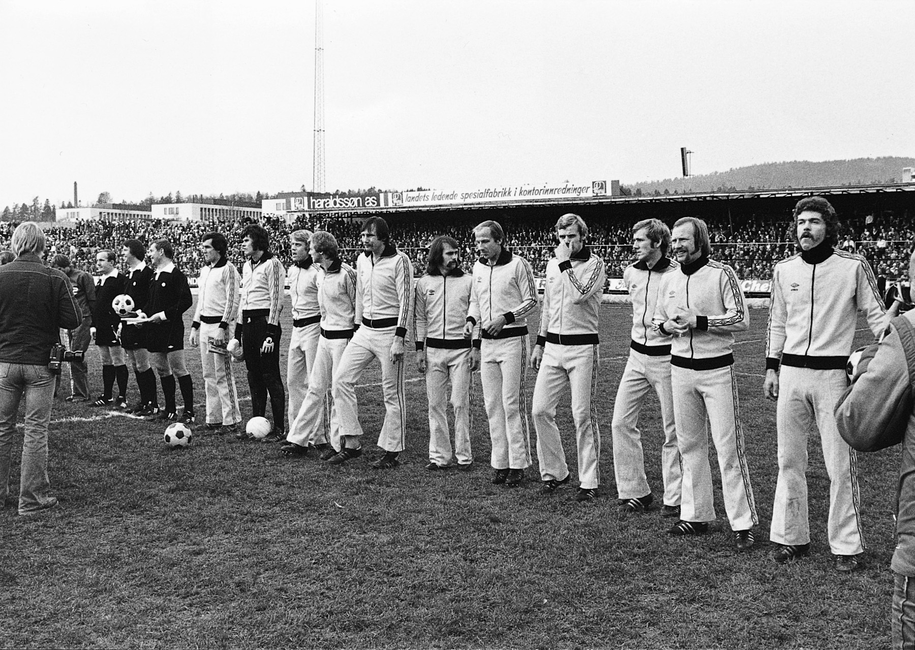 Norgesmesterskapet (NM) i fotball 1978. Lillestrøm - Brann 2-1. Lagbilde av norgesmesterene fra Lillestrøm. Fra høyre: Leif Hansen, Tore Kordahl, Øivind Tomteberget, Gunnar Lønstad, Per Berg, Vidar Hansen, Frank Grønlund, Georg Hammer, Jan Birkelund, Arne Amundsen og Tom Lund.