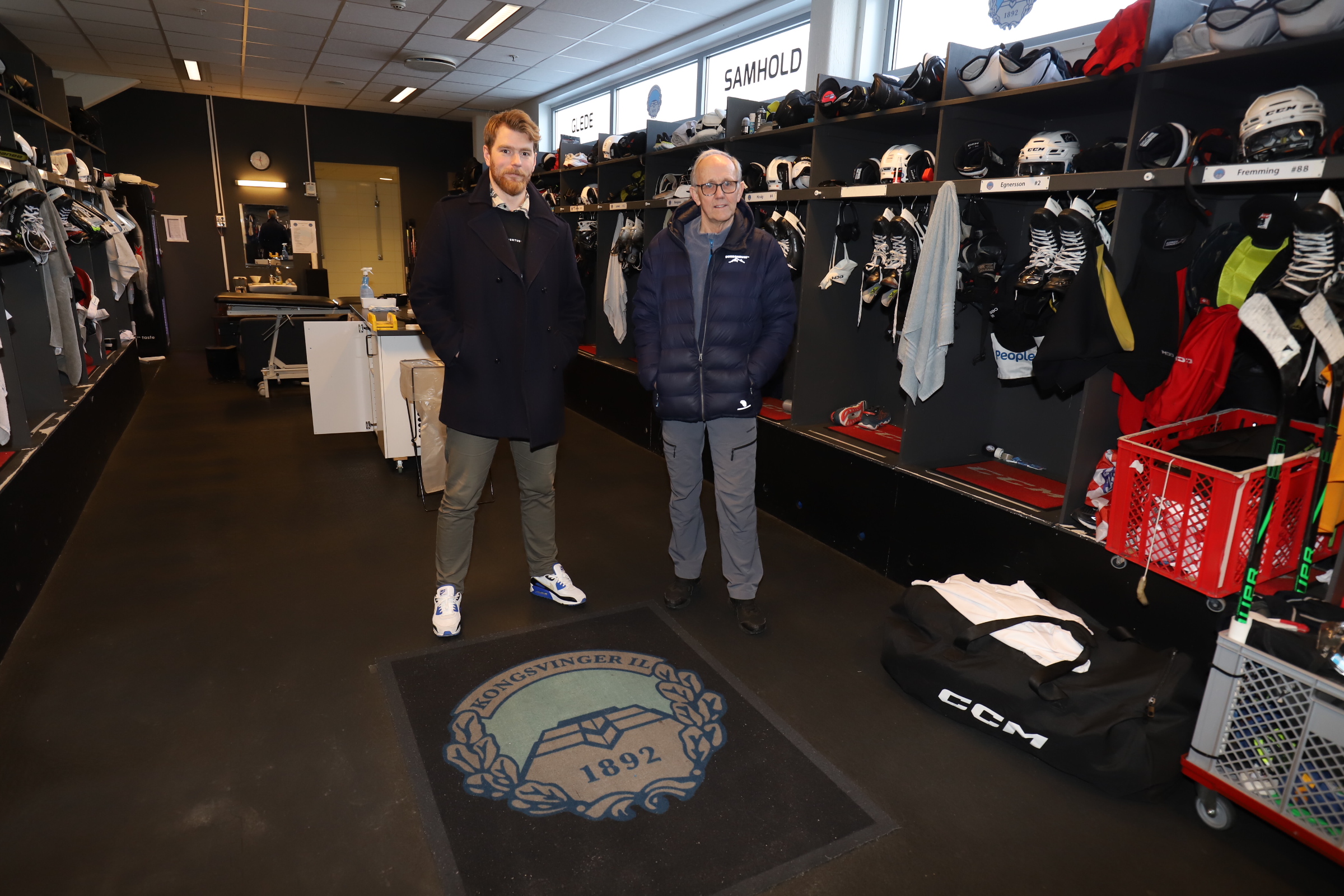 Sean-Michel Sunnqvist viser svigerfar hockeygarderoben. – Her lukter det ishockey, sier Øivind Tomteberget.