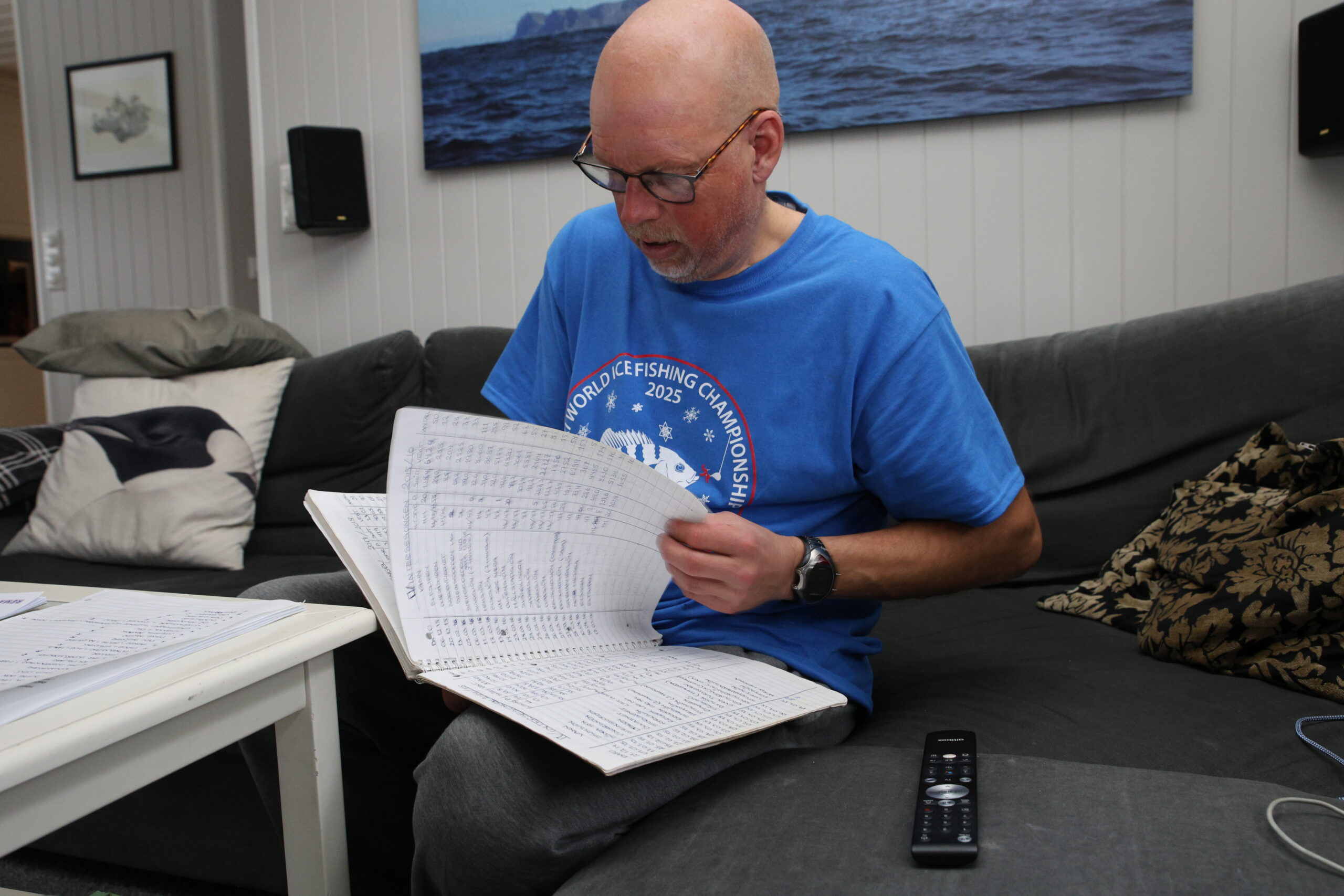 Tommy Strengelsrud har full oversikt over antall fisk han har fått fra hver tur. – Det er artig å ta vare på og ha minner.