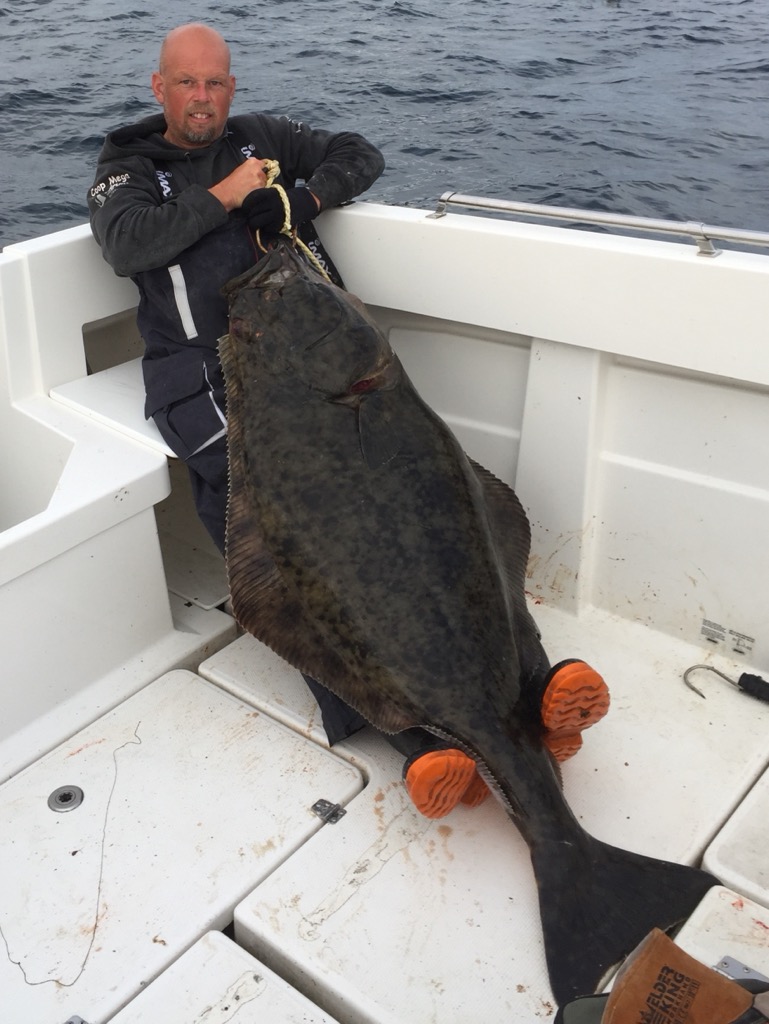 Her er han avbildet med den største fisken han har fått. En kveite på rundt 40 kilo