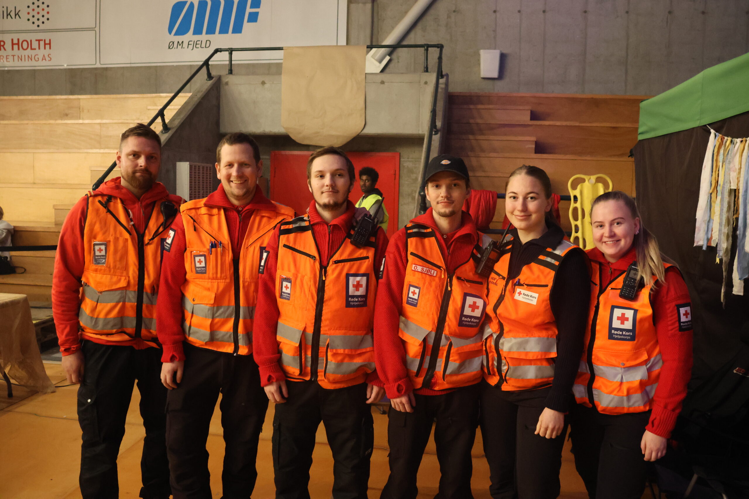 Røde Kors Kongsvinger hjelpekorps stilte opp på festival lørdag. De kunne fortelle om en rolig kveld så langt og alt de hadde hatt å gjøre ar å fjerne en flis i en finger og sette på et plaster fortalte (f.v.).Elin Pauline Sletten, Lill Kristin Berg, Oliver Sjøli, Herman Sjøli, David K. Gundersen og Jonas Avestad