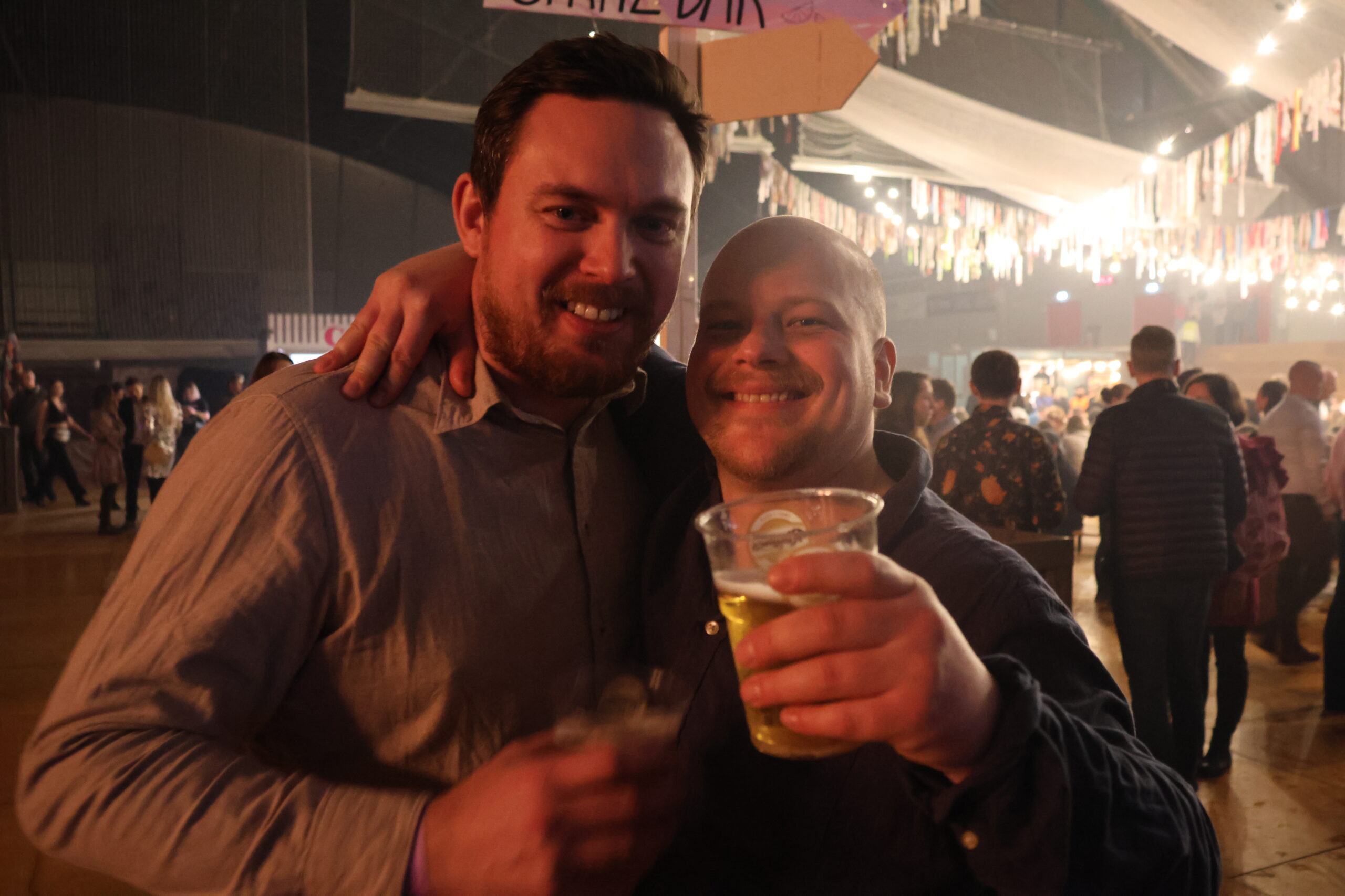 Torbjørn Lukashaugen og Christoffer Bakken hygget seg på festival lørdag kveld.