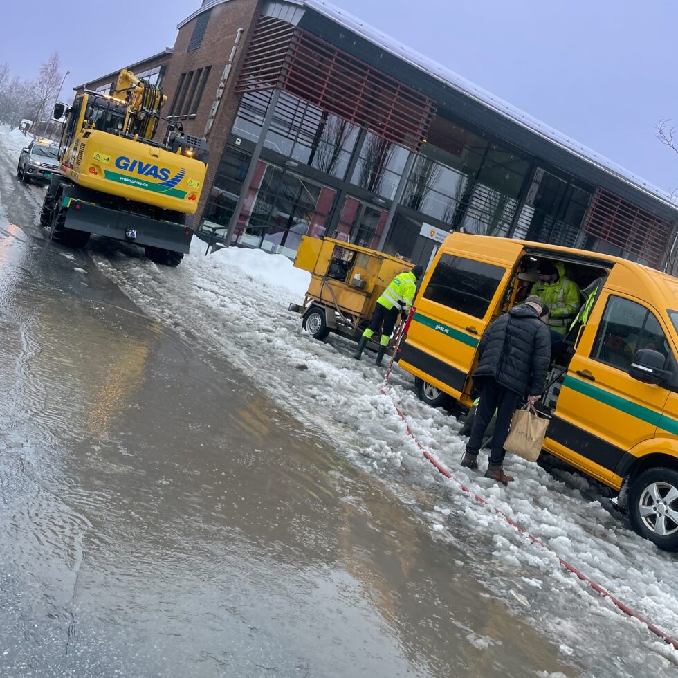 Det blir lange arbeidsdager for GIVAS. Her utenfor Tinghuset i Jernbanegata mandag.