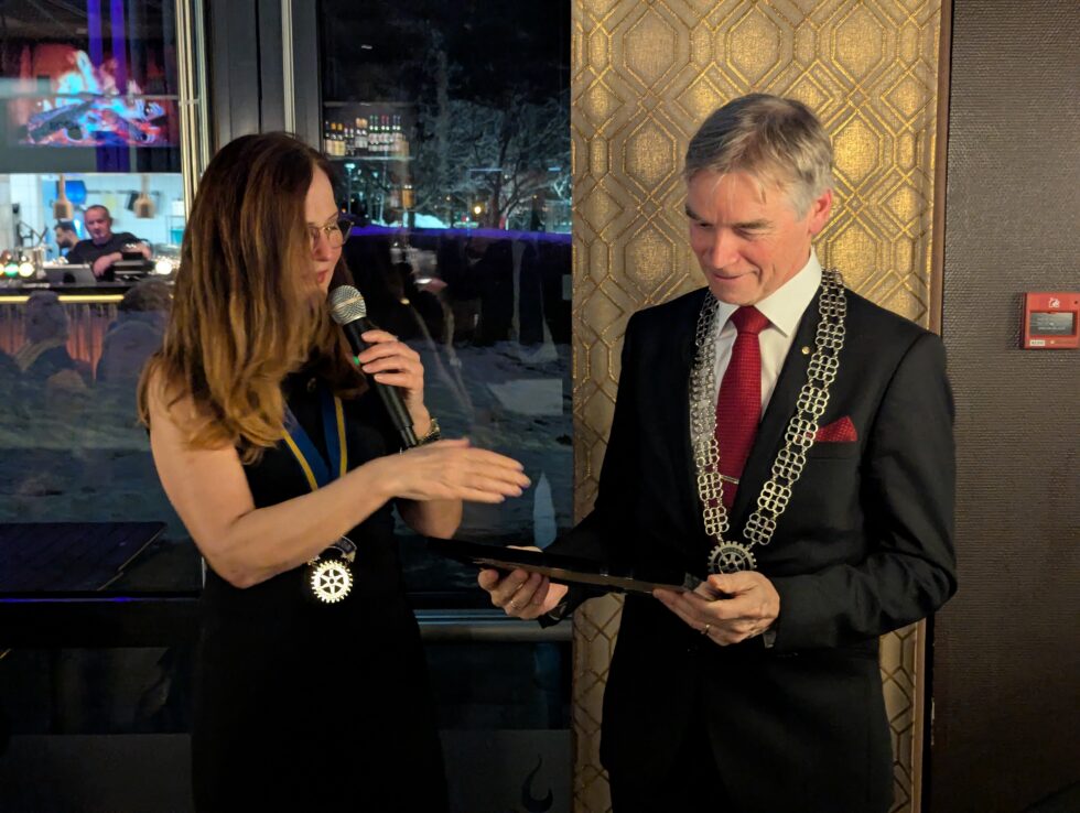 Rotary Guvenøren for distriktet Lindun Hareide gratulerte president for Kongsvinger Rotaryklubb, Arild Sunde under klubbens 70 års jubileum.