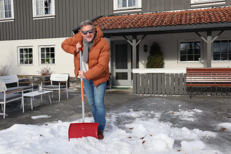 Erik Øverby og kona Cathrin gleder seg til resten av snøen forsvinner fra gårdsplassen, men har allerede fått på plass utemøbler.