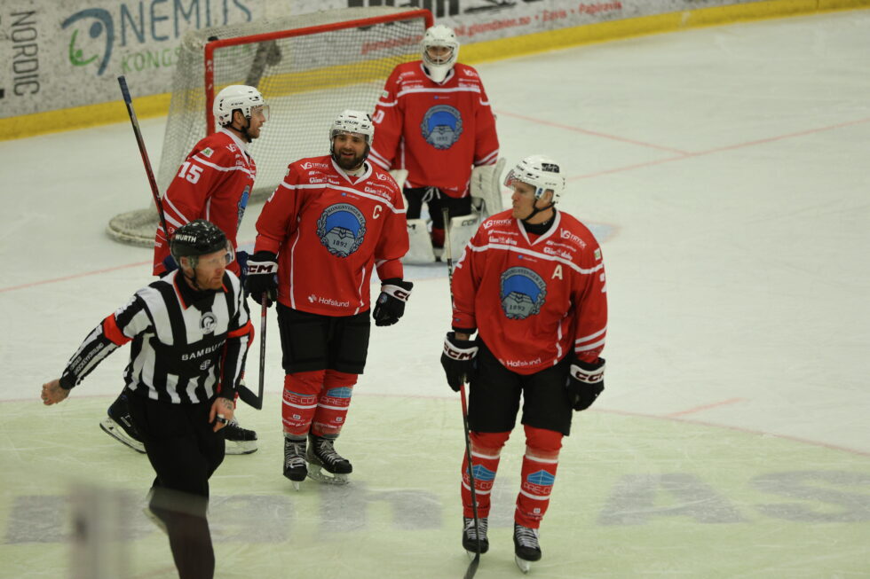 KILs spillere var langt fra fornøyd med dommerens avgjørelse om å godkjenne Grüners fjerde scoring.
