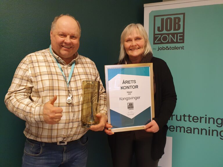 Per Toni Grundt (daglig leder i Jobzone Kongsvinger) og Anja Ljøner er strålende fornøyd med å nok en gang ha blitt kåret til landets beste Jobzone-kontor. (Ikke til stede: Nils Kristian Skjæret.)