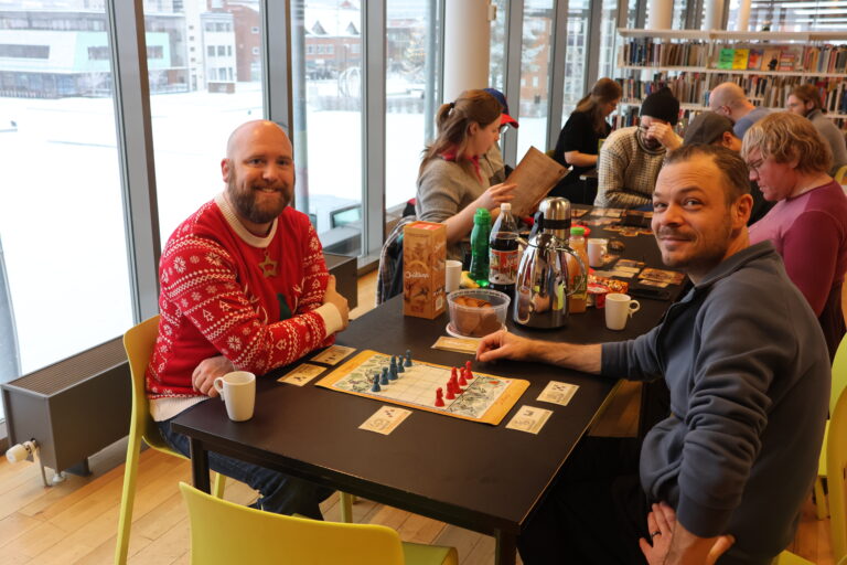 Ole Bekkelund (t.v.) håper mange tar turen når Terninglauget arrangerer Spilldagen.