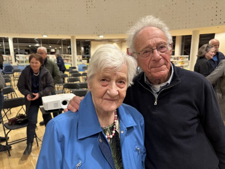 Leif Grusd glemmer aldri sitt første møte med Martha Lønhøiden for 82 år siden. Torsdag kveld ble det et hyggelig gjensyn på biblioteket i Kongsvinger.