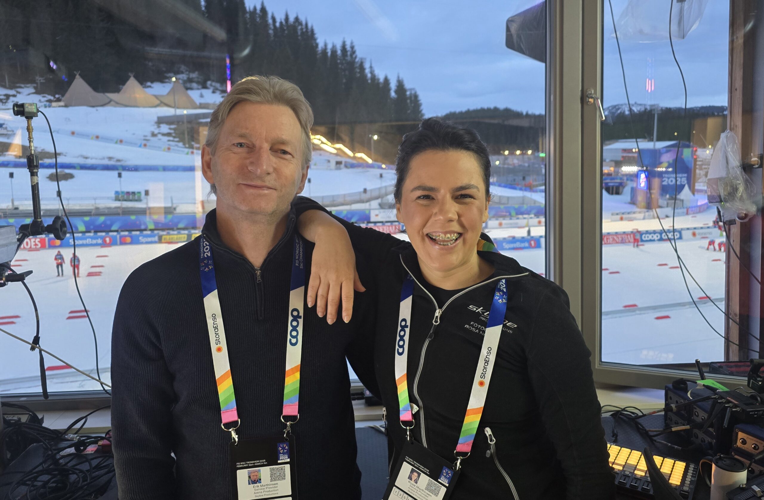 Erik Marthinsen trenger ikke å ringe hjem til kona under VM-oppholdet. Rosa Novais-Marthinsen jobber i teamet som lager stadionproduksjonen i Granåsen.