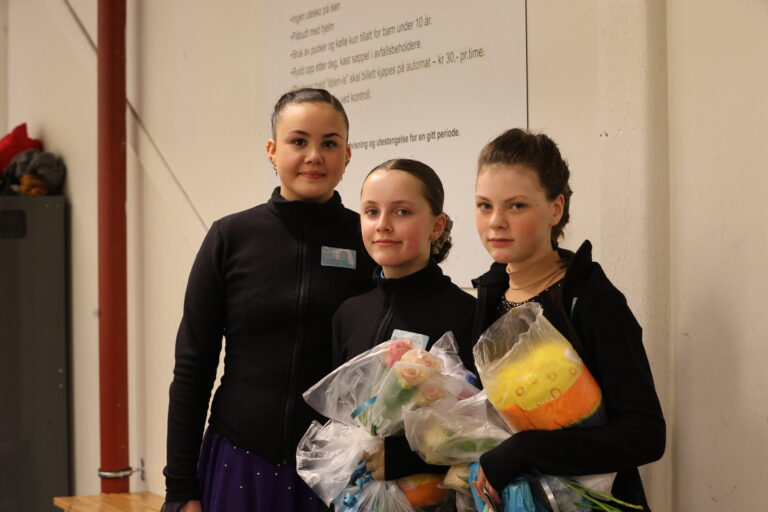 F.v. Nicoline Bråten Jacobsen, Sigrid Grotle og Mie Kristine Johannesen fra Kongsvinger kunstløp var blant de som var på isen i Kongshallen søndag.