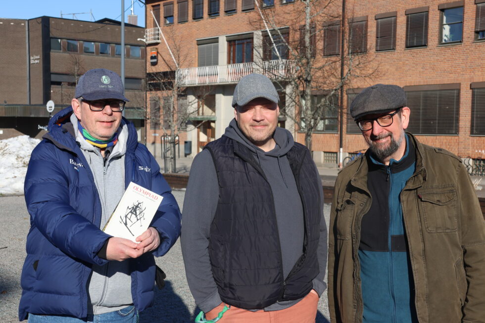 Øyvind Roos og Lars Ovlien har besøk av Heiki Noer Johansen (i midten).