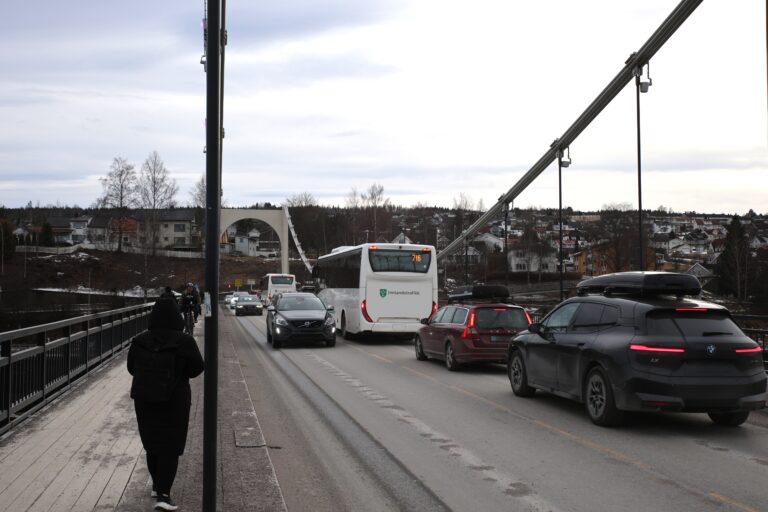 Trafikklysene på sørsiden av Kongsvinger bru vil gå på intervaller i en tid fremover.