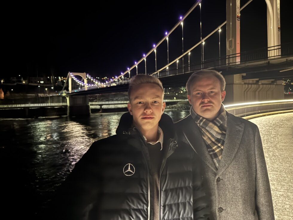 Kommunestyrepolitikerne, Gaute Nytrøen (Sp) og Oskar Aanmoen (H), vil ha en ny debatt om bruk av lyset på Kongsvinger Bru.
