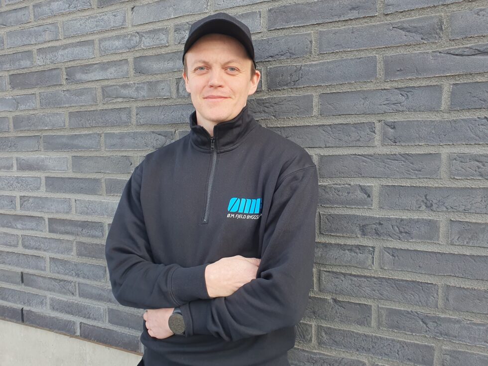 Simen Solem (34) er den nye butikksjefen hos Ø.M. Fjeld Byggshop.