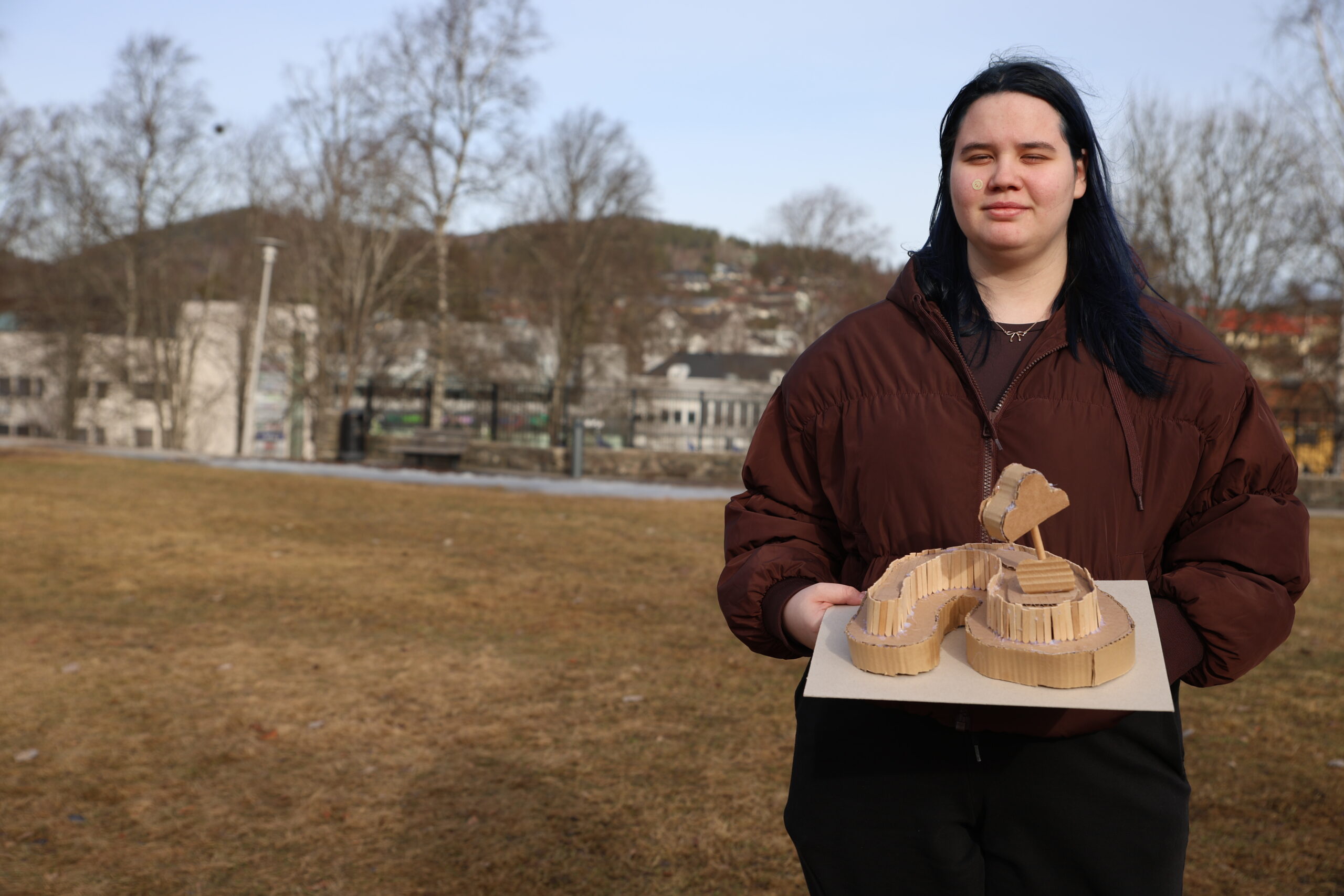 Jeanine Nyborg Fredriksen har designet en litt annerledes benk som sitt forslag. – Oppå er der planter og natur slik at man kommer nærme det også. Ideen er at man kan sitte flere mot hverandre og alene også.