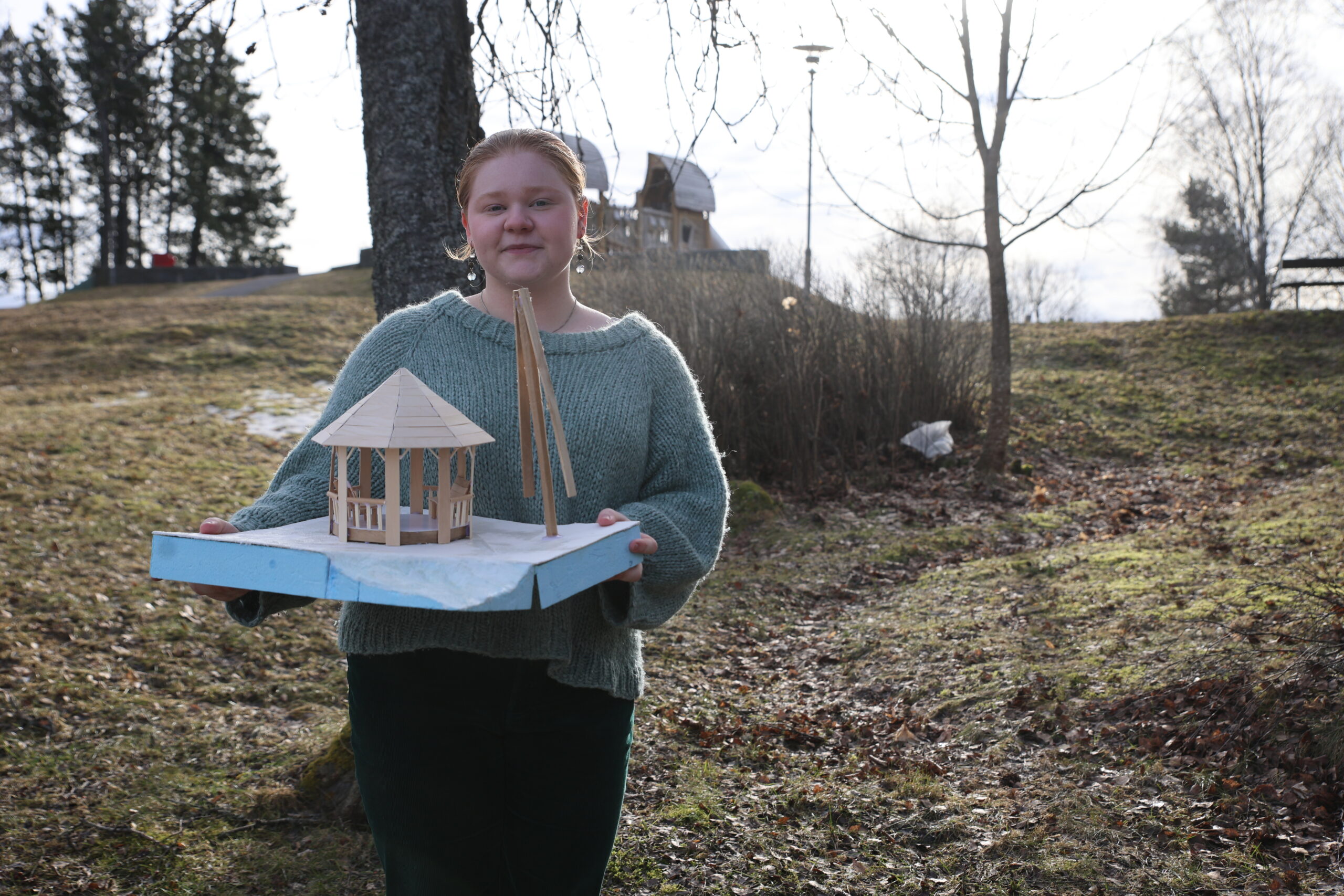Hilja Noer-Johansen vil ha tilbake en paviljong man kan utnytte på flere måter. – Jeg har tenkt at det trengs flere steder å sitte og være sammen i Byparken. Det er ikke mange steder man har.