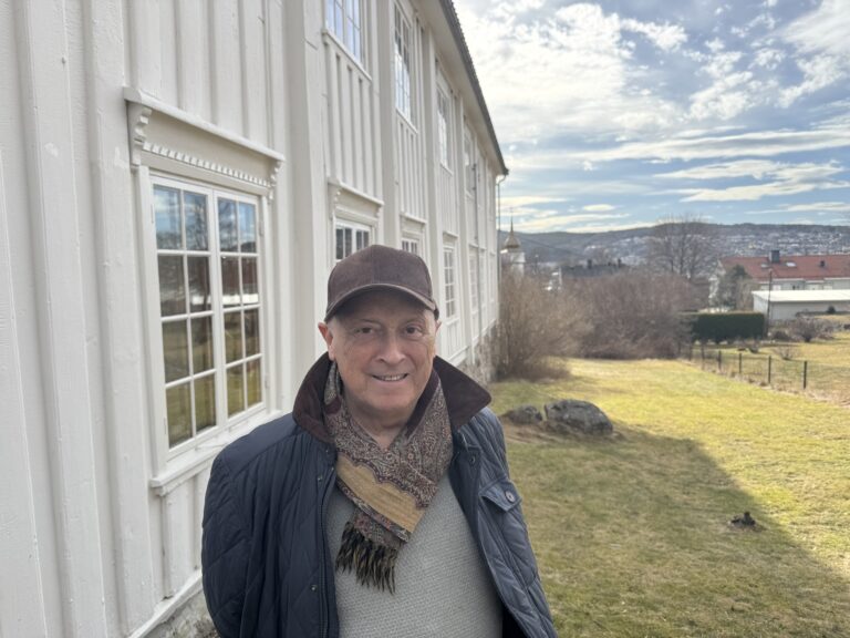 Alf-Kaare Berg opplevde et dramatisk fall hjemme i Dahlmannsgården i Øvrebyen for seks uker siden. Han er glad det gikk bra