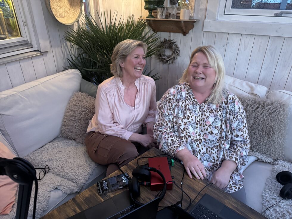 Latteren sitter løst når Iren Carlstrøm og Elaine Holmen spiller inn podkasten Kongskvinner,