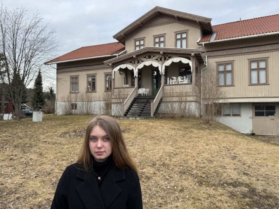 Anna Moa Lønhøiden Igelstrøm (17) utenfor Kvinnemuseet hvor hun holdt appell på kvinnedagen.