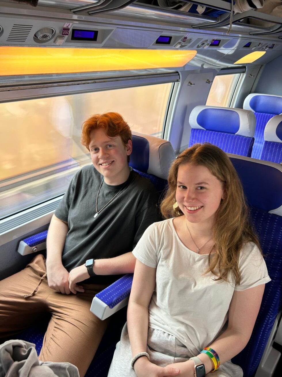 Oskar Mæhlum og Hannah Antonsen Dreierbakkens reise til Madrid tar lang tid, men det har de ikke noe imot.
