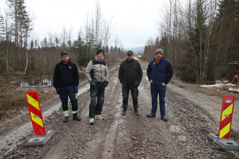 Beboerne langs Tjernsbergvegen på Mensrudfeltet kan ikke huske sist vegen var like ille i en vårløsning. Nå er man bekymret for sikkerheten i grenda. Jens Erik Høiby, Trond Furuberg, Jonas Høiby og Lars Erik Langbråten på en av strekningene GIVAS har fylt på med grus.