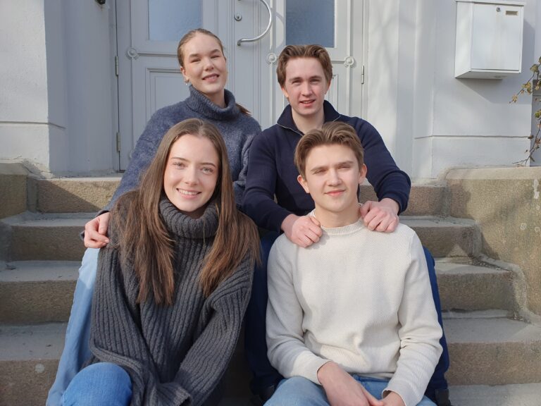17 år gamle Elise Søholt Kristoffersen (foran), Iris Skarateppen-Rindal (bak), Harald Martin Hanestad (bak) og Martin Langrekken (foran) var bare i starten av tenårene når samfunnet stengte ned på grunn av korona.
