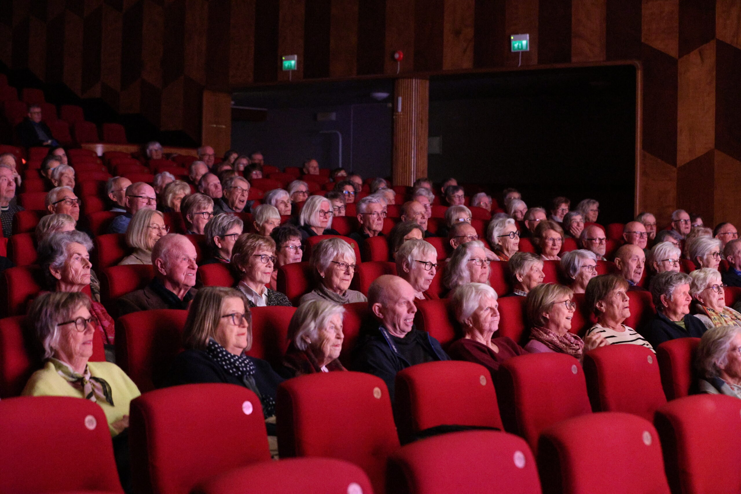 Dt var mange som hadde tatt turen til Rådhus-teatret torsdag ettermiddag.