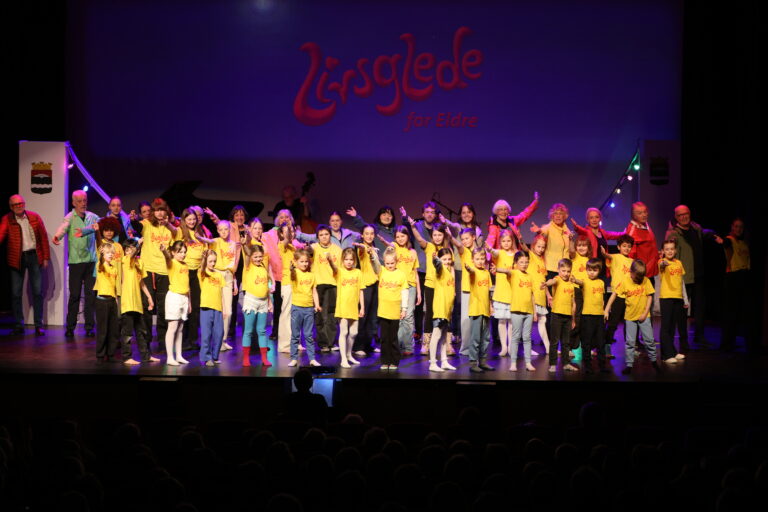Det har aldri før vært så mange på scenen som i årets Livsgledekabaret.