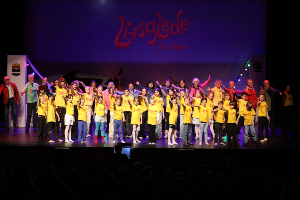 Det har aldri før vært så mange på scenen som i årets Livsgledekabaret.