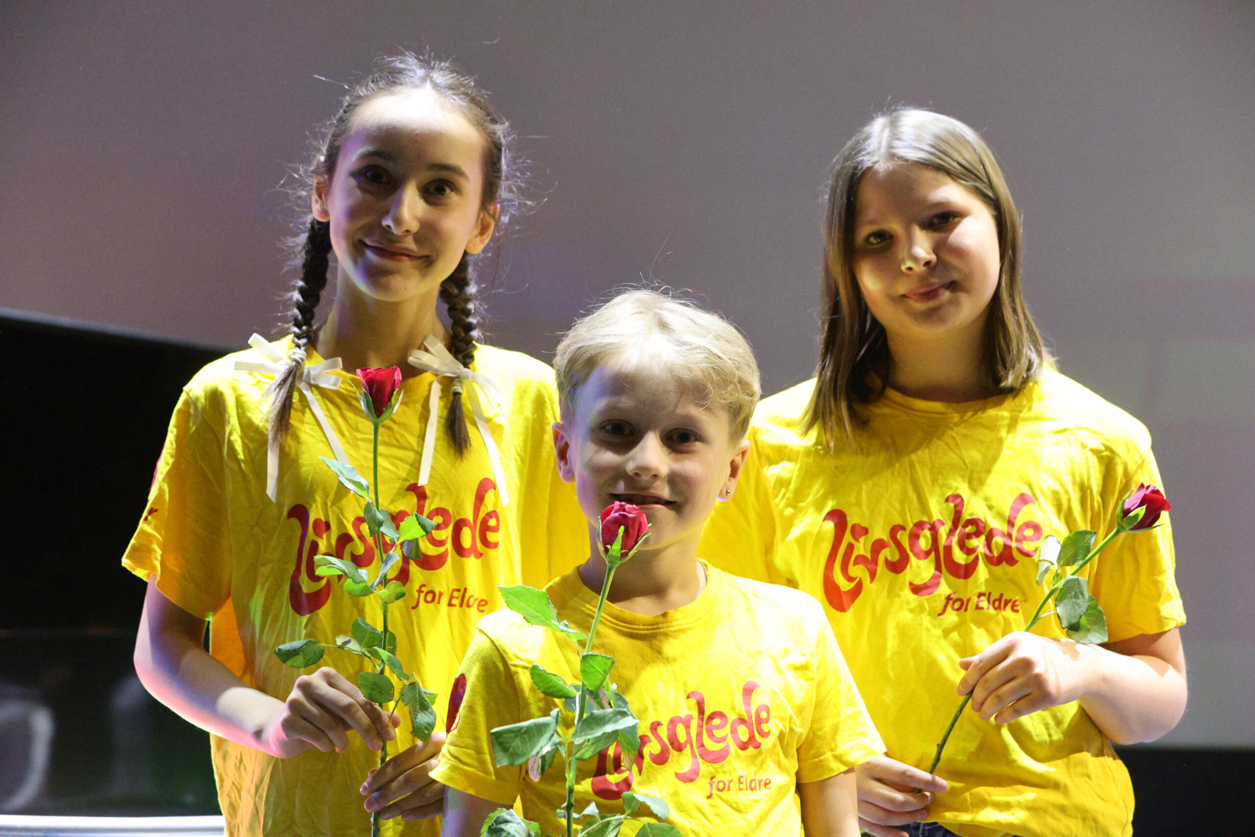 Liva Johanne Holme-Bjørnnes, Gustav Nylander og Lotta Jonett Henriksen Andersen koste seg på scenen på premieren på årets Livsgledekabaret.