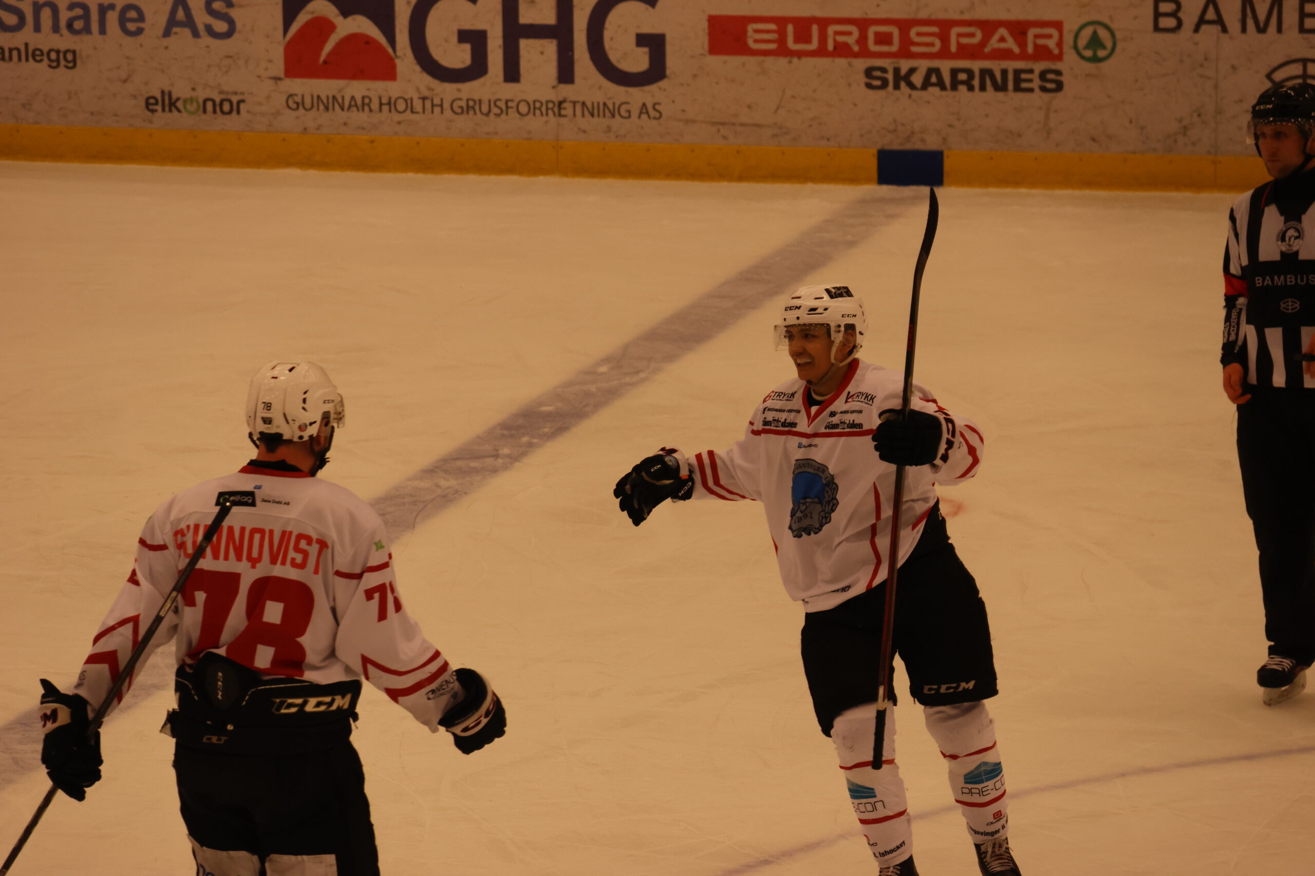 Viktor Zetterberg scoret KILs mål nummer to i fredagens match. Her feirer han scoringen med Sean Michel "Micha" Sunngvist som serverte assisten.