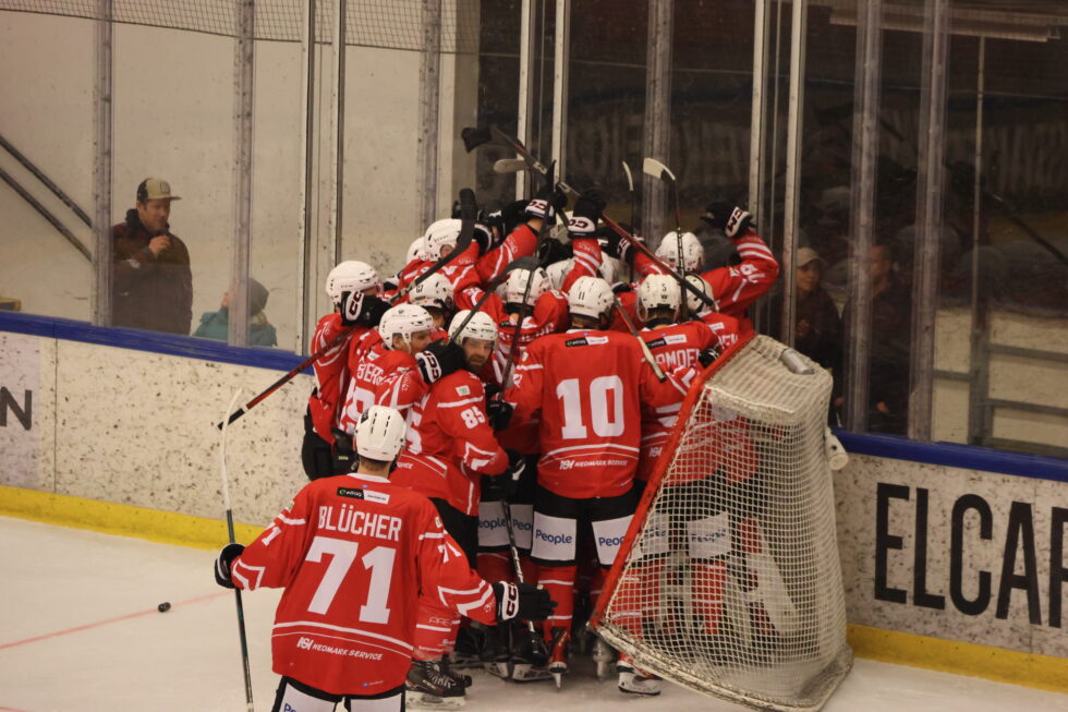 GLEDESSCENER: 2-1 ved fulltid og KIL Ishockey beholder plassen i 1. divisjon.